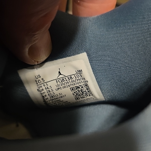 Jordan White and Blue Sneakers Classic Design - Picture 3 of 12